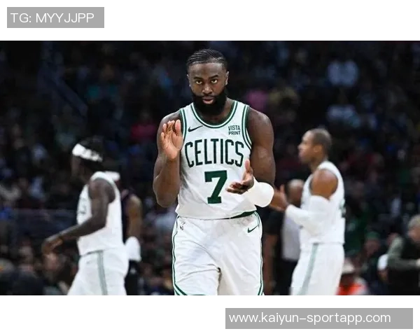 杰伦布朗高效表现三分球火力全开助力球队获胜